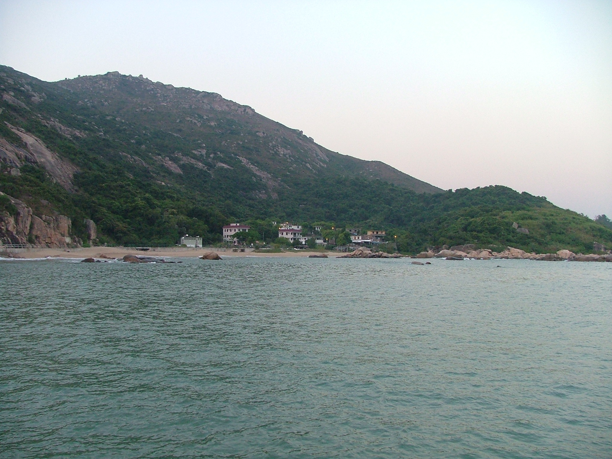 Yung_Shue_Ha_from_Tung_O_ferry_pier.jpg