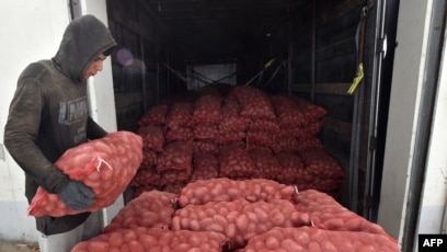 A worker unloads potatoes arriving from Afghanistan at the Termez Cargo Center near Termez, 800 km from Tashkent, Uzbekistan, Oct. 18, 2021. A private trader in India has now exported goods to Uzbekistan for the first time through Pakistan and Taliban-governed Afghanistan.