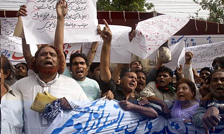 People-protest-against-po-006.jpg