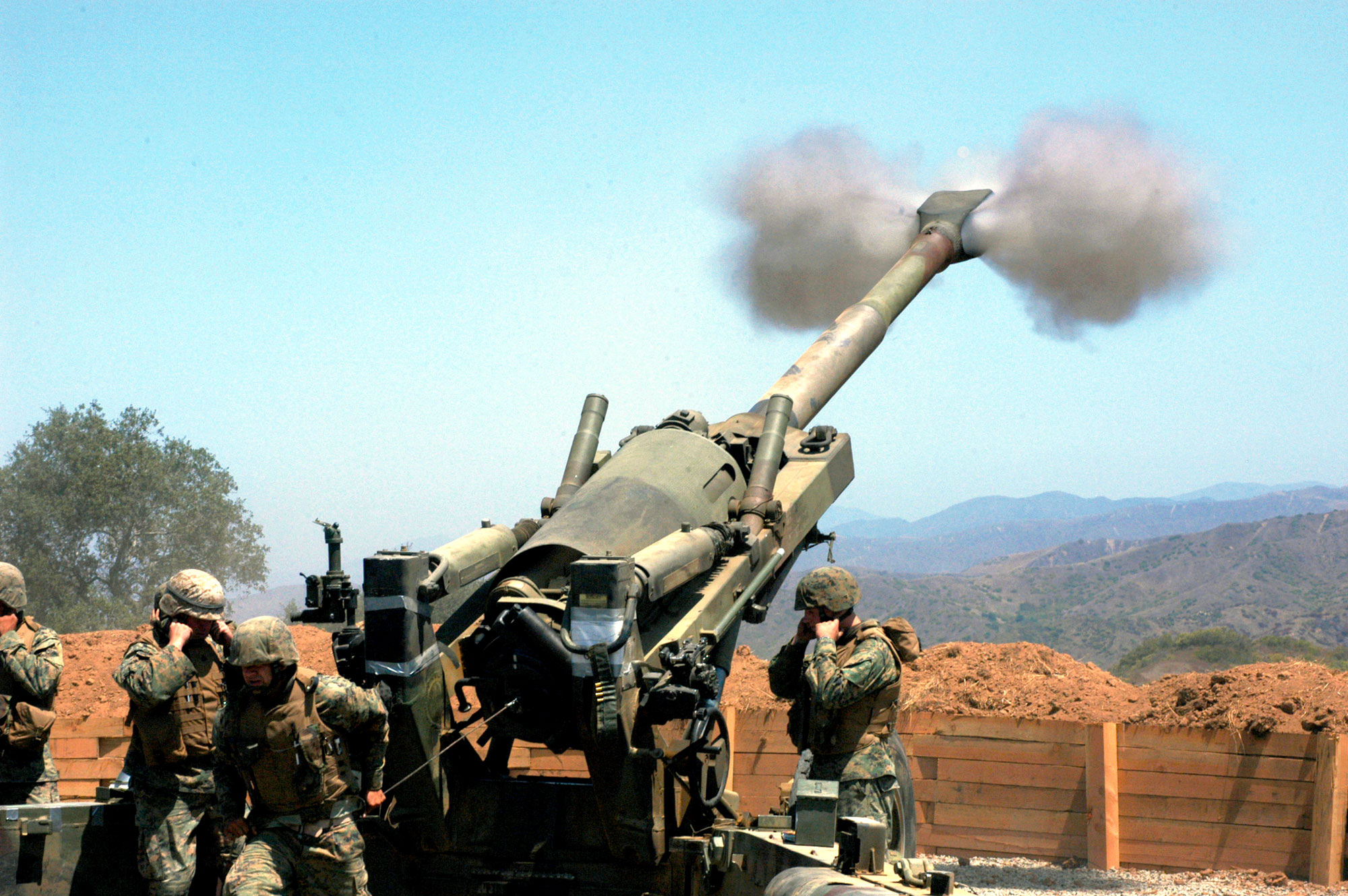 Firing_a_M-198_howitzer.jpg