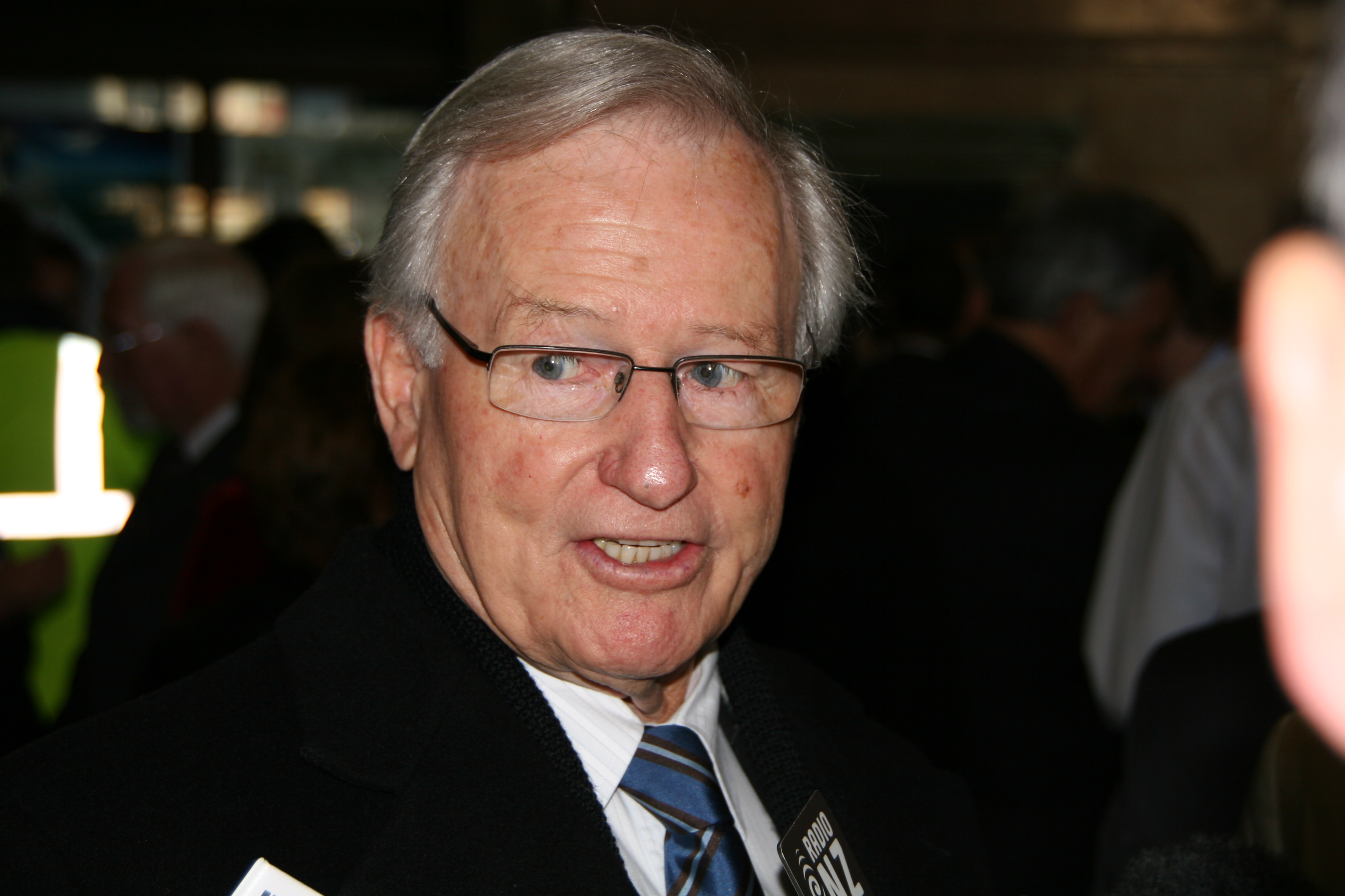 Jim_Bolger_at_press_conference_close_up.jpg