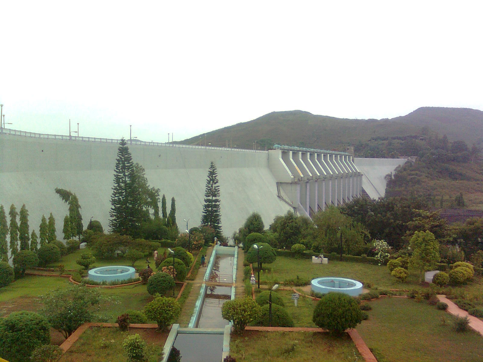 Kolab_Dam_%26_Garden.jpg