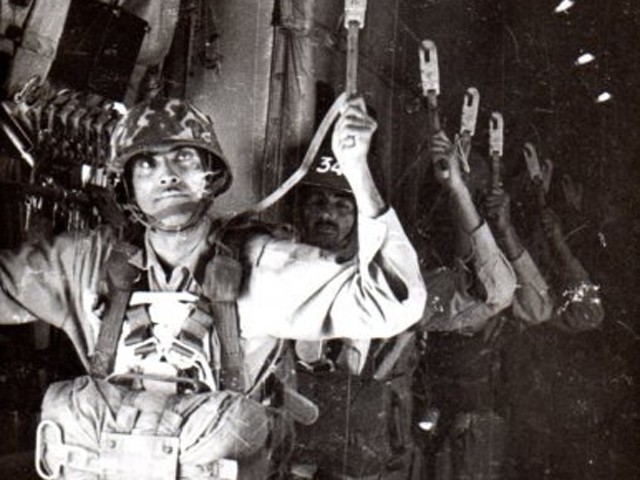 1966-waiting-to-jump-in-a-C-130-640x480.jpg