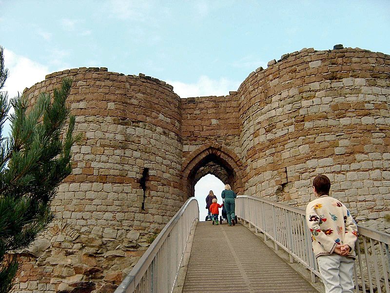 800px-Beeston_Castle_Gate.jpg