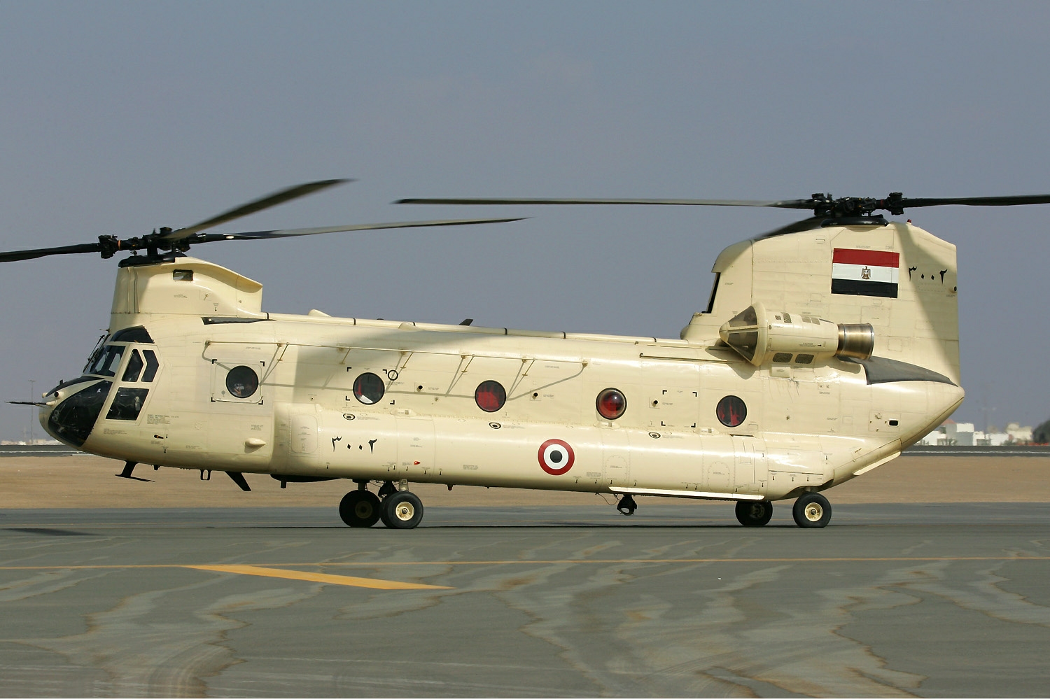 Egyptian_Air_Force_Boeing_CH-47D_Chinook_%28414%29_Pichugin.jpg