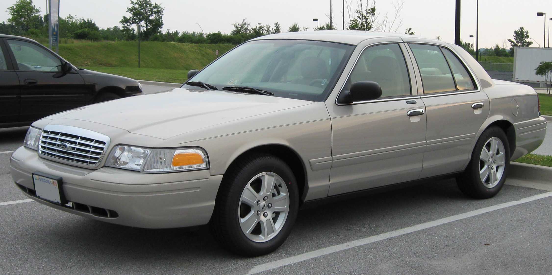 2007_Ford_Crown_Victoria_LX.jpg