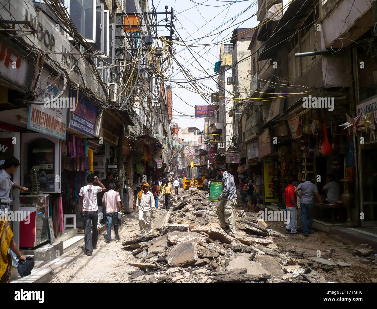 broken-street-in-downtown-delhi-india-F7TMH6.jpg