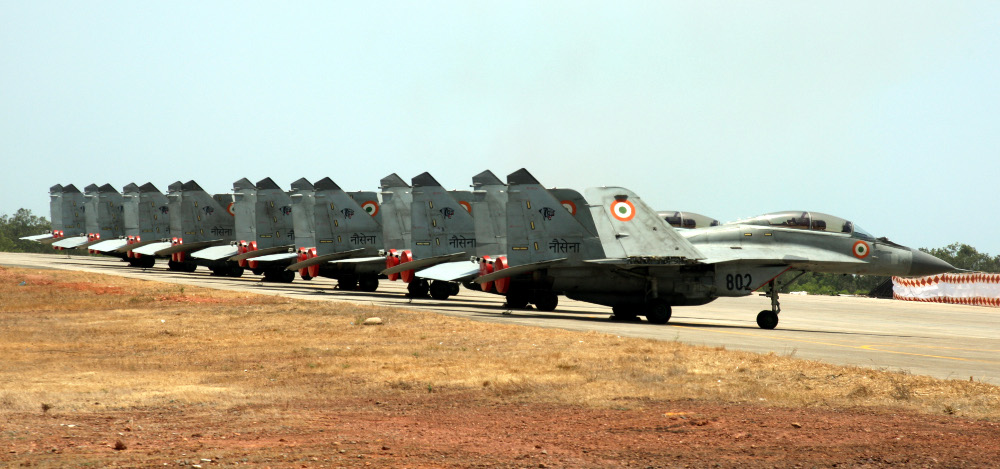 MiG-29Ks_parked_at_INAS_303.jpg