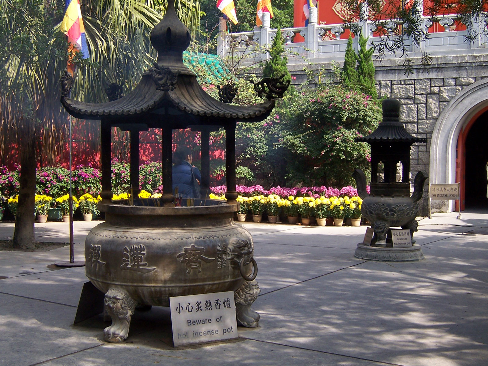 Incense_pot_at_Po_Lin_Monastery.jpg