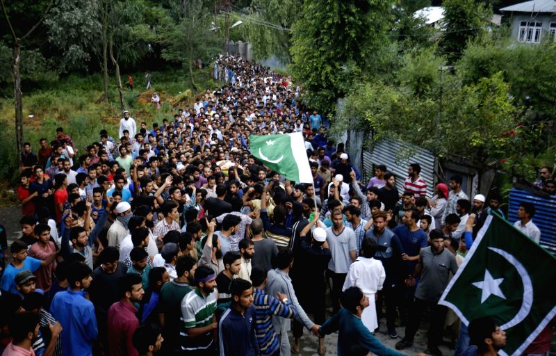 people-attend-funeral-procession-of-militant-434604.jpg