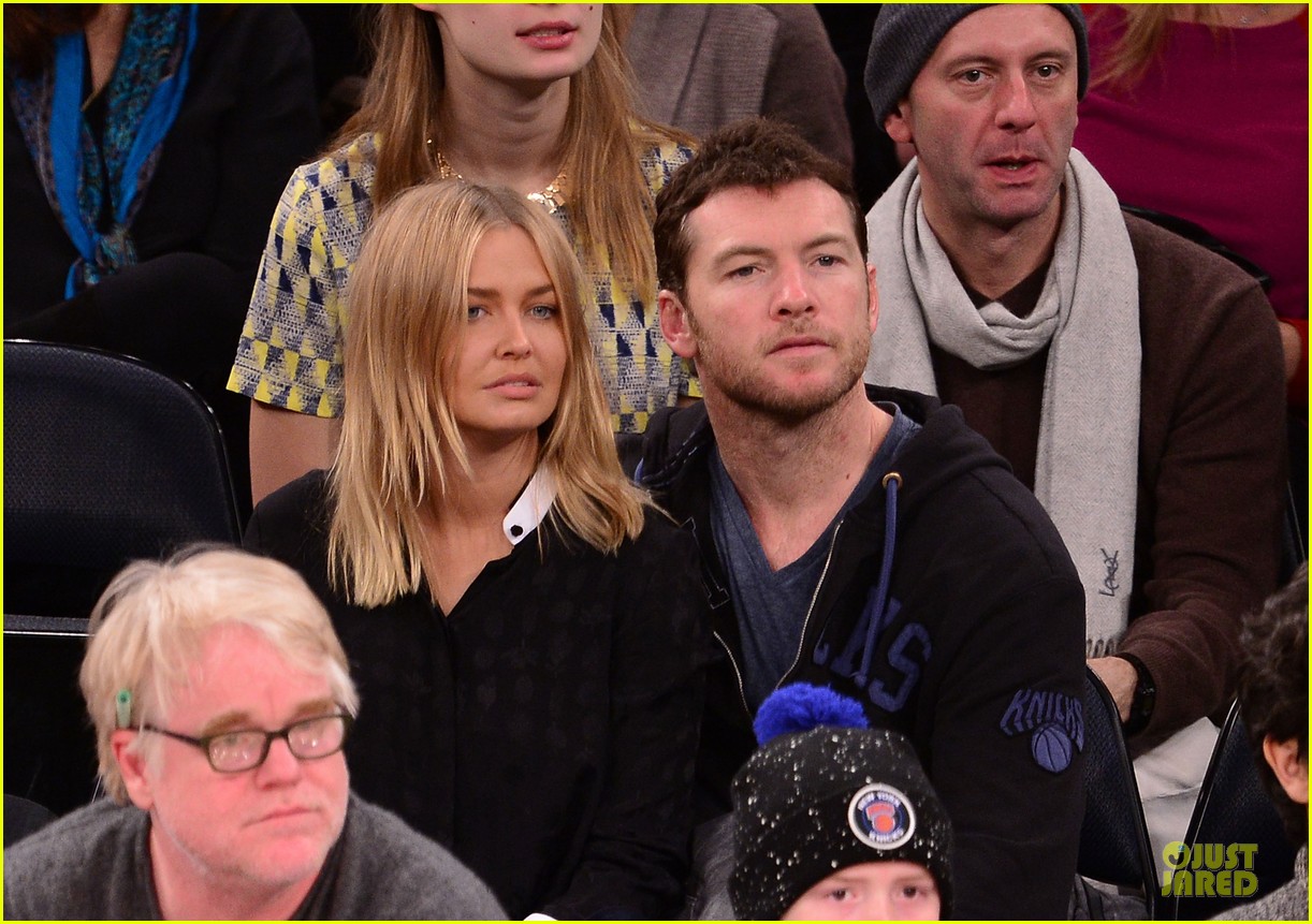 sam-worthington-merry-knickmas-with-lara-bingle-02.jpg