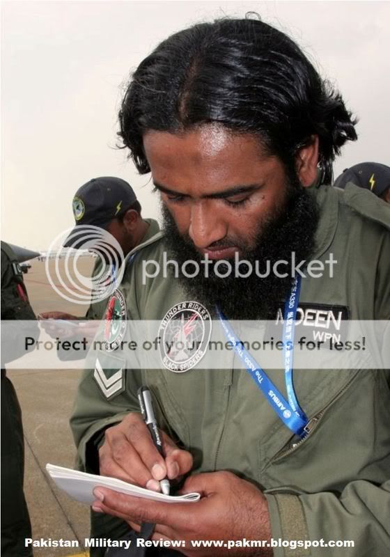 PakistanairforceJF-17ThunderFighterJetsfromNo26SquadronBlackSpidersinZhuhaiAirShow20106.jpg