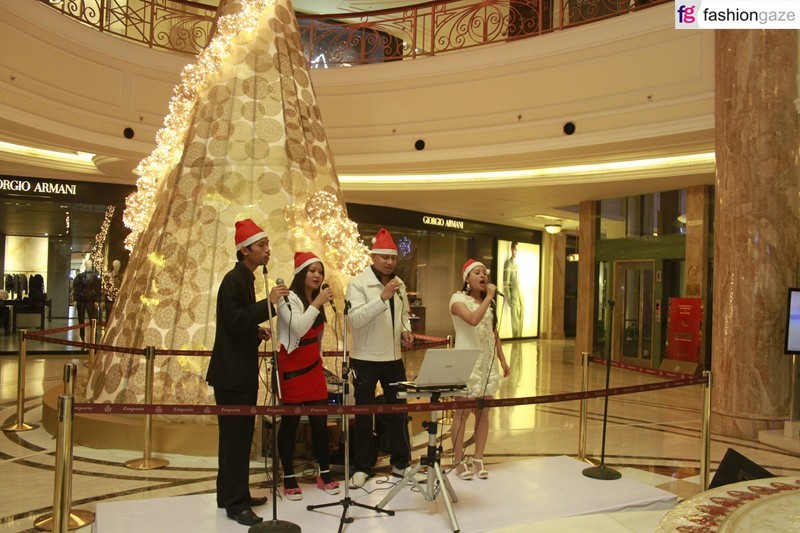 Carol-singers-at-DLF-Emporio-1-Copy.jpg