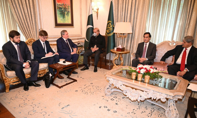  A Russian delegation led by  Energy Minister Nikolay Shulginov called on Prime Minister Shehbaz Sharif in Lahore on Wednesday where they discussed procurement of oil to Pakistan at discounted rates. — Twitter/PakPMO 