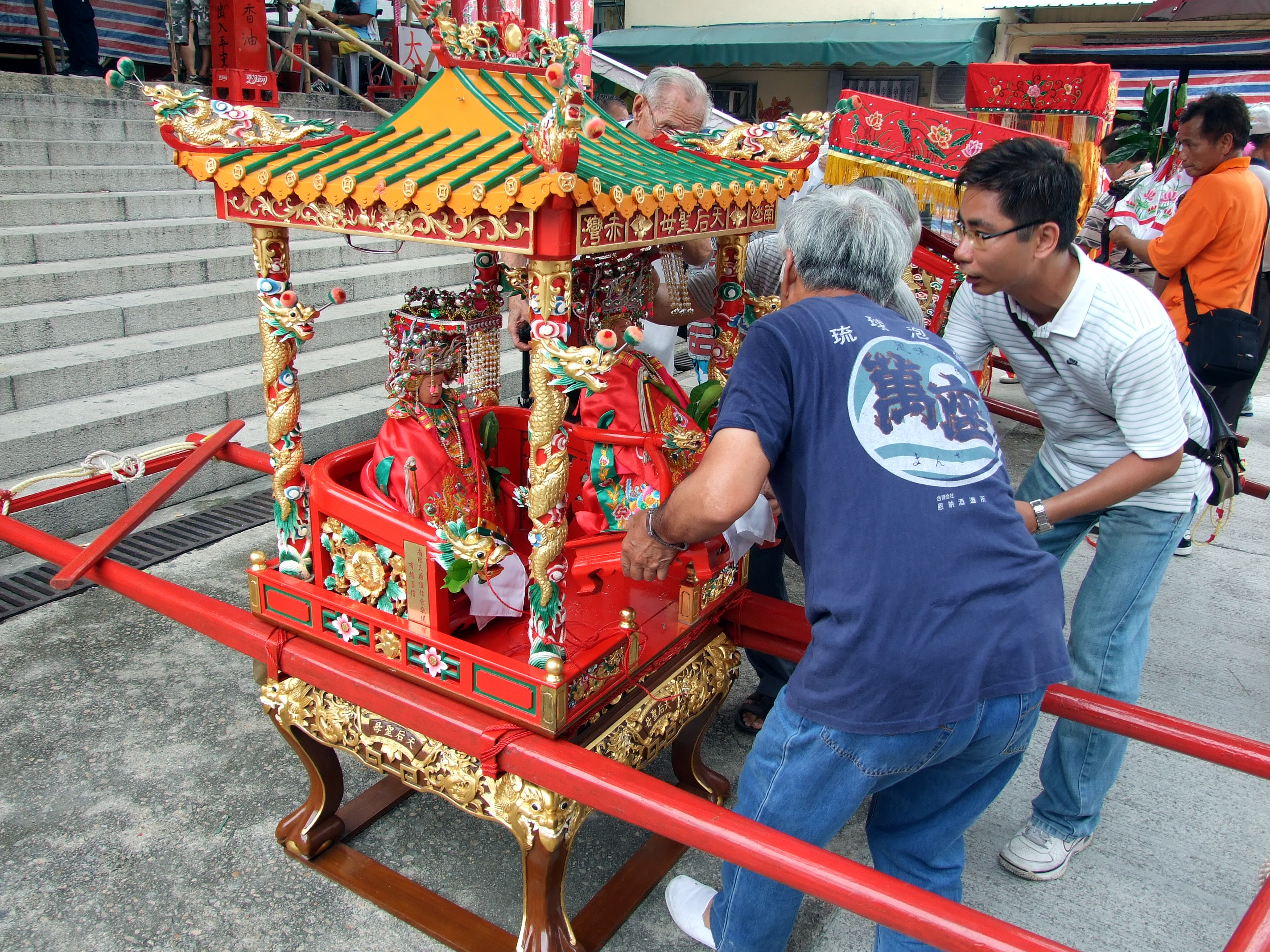 HK_DaJin_WelcomeGods_CheungChau.JPG