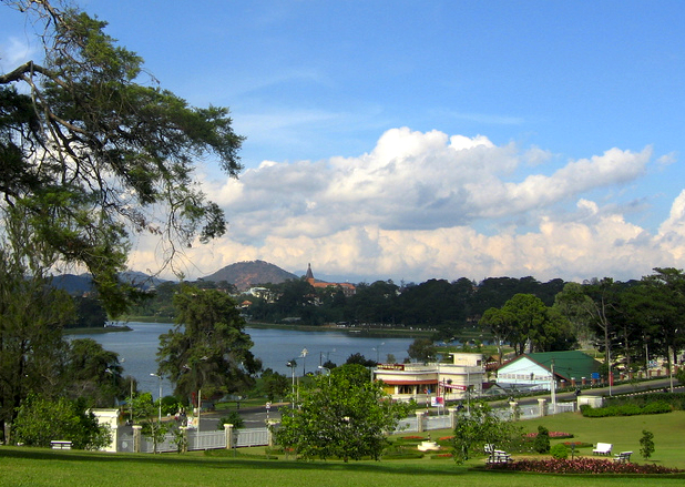 Da_Lat%2C_view_to_Xuan_Huong_lake_2.jpg