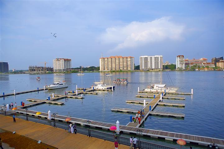 Kochi_International_Marina,_Bolgatty_Island,_Kerala,_India.jpg