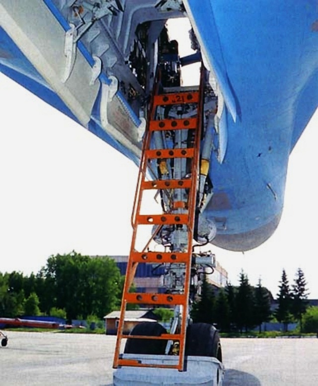 000-Su-32FN-Cockpit-1S.jpg