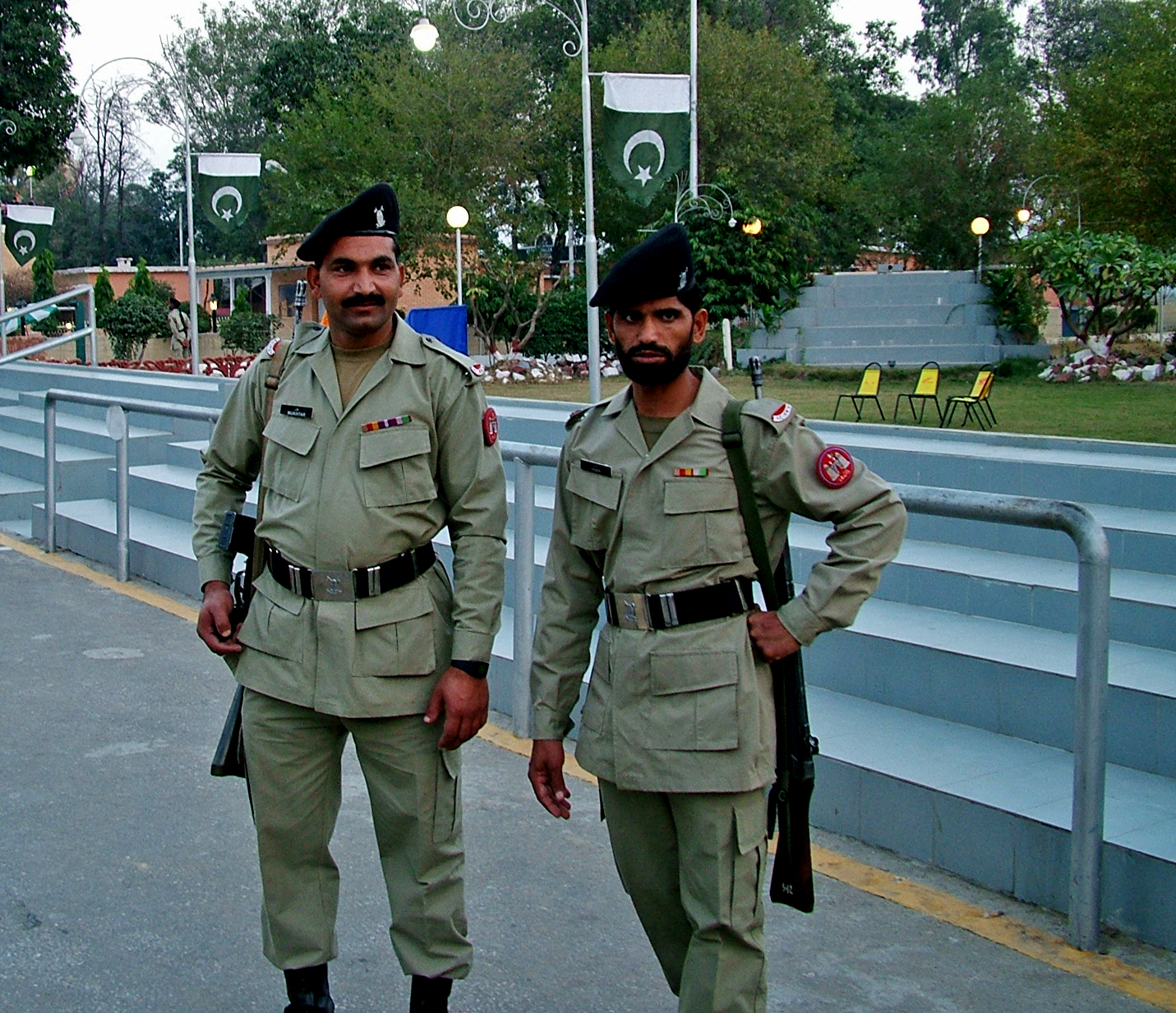 Soldiers_at_Wagah_border.jpg