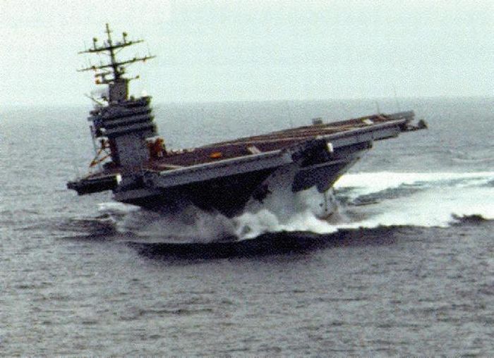 turning_an_aircraft_carrier_04.jpg