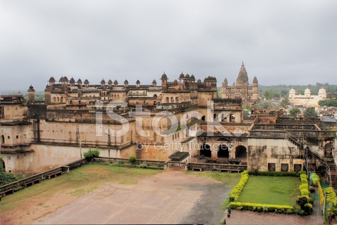 60772698-jahangir-mahal-maharaja-palace-orchha-india.jpg