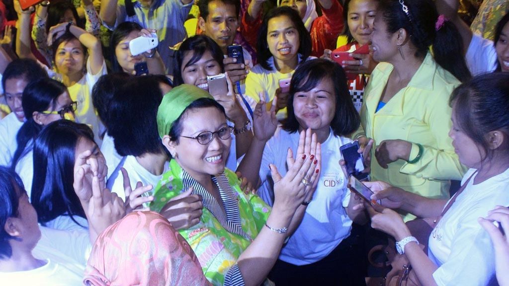 Minister of Foreign Affairs Retno Lestari Priansari Marsudi danced at a meeting of 1,000 migrant Indonesian workers and the Indonesian diaspora in Jakarta on Tuesday (11/8). The meeting between 1,000 migrant Indonesian workers and the Indonesian diaspora aims to provide motivation for the workers to succeed within the country.