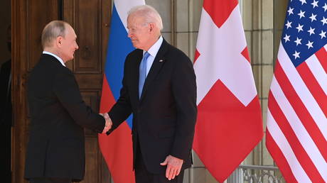 U.S. President Joe Biden and Russia's President Vladimir Putin shake hands as they arrive for the U.S.-Russia summit at Villa La Grange in Geneva, Switzerland June 16, 2021. © Reuters / Saul Loeb