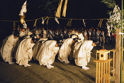 shinto-priests-500.jpg