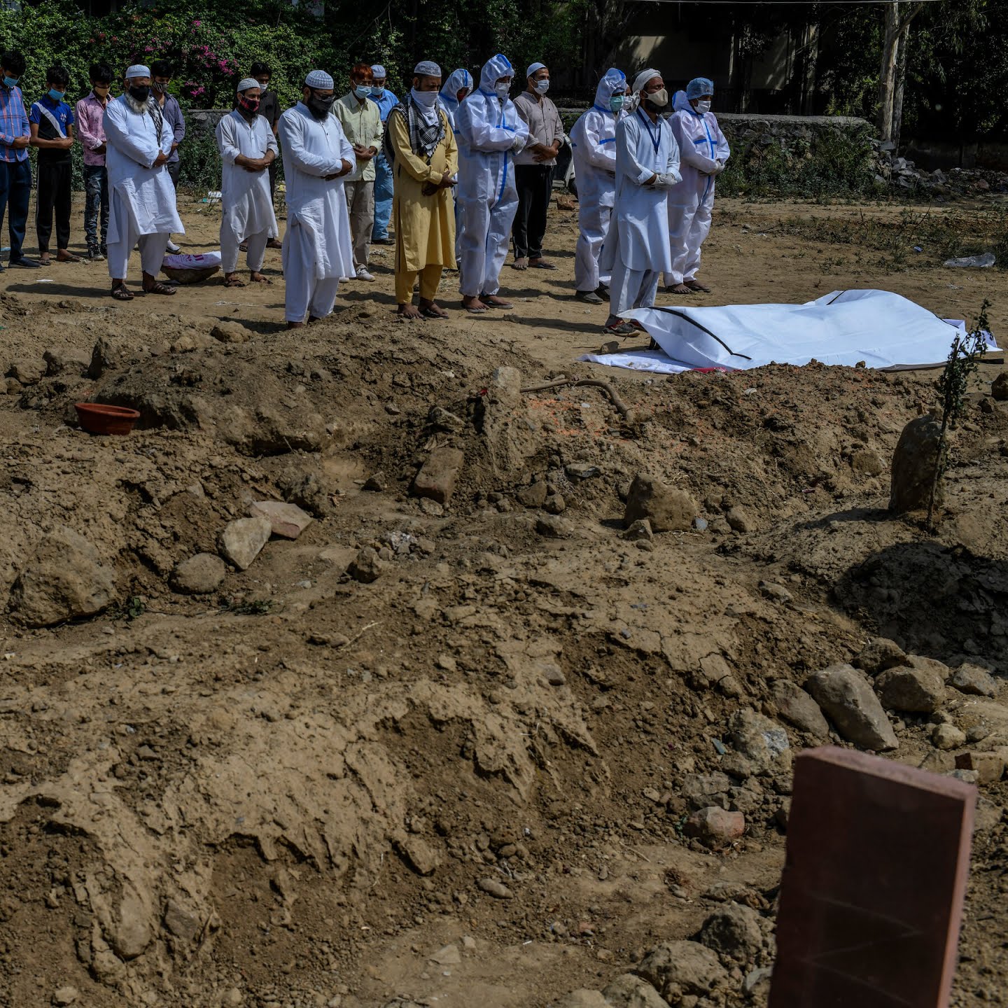 Family members praying for a man who died of Covid-19 in New Delhi.