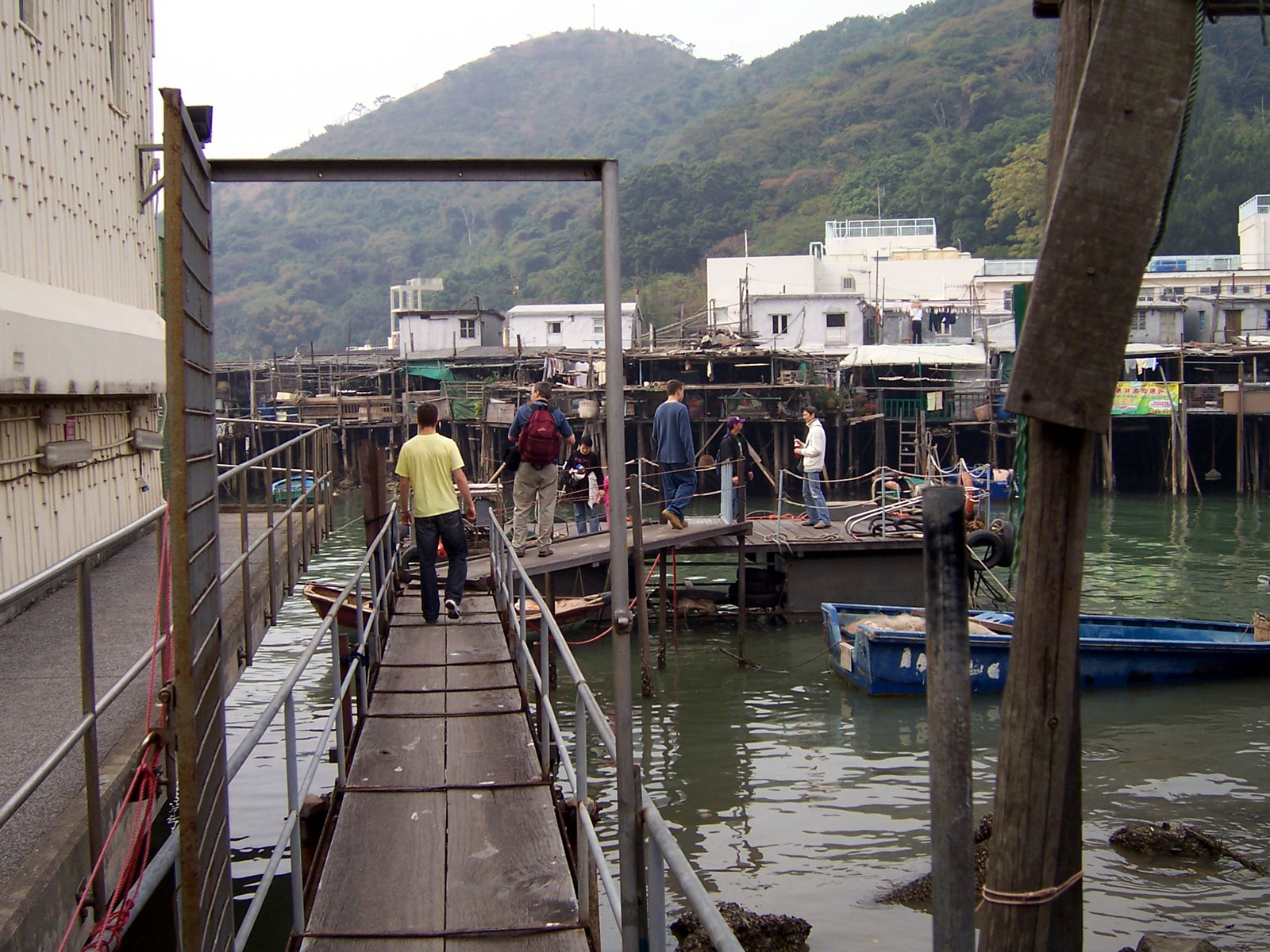 Wooden_bridge_in_Tai_O.jpg