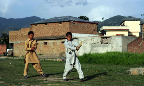 Boys-play-cricket-near-Os-008.jpg