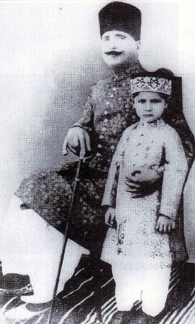 Iqbal_and_son_Javid_in_1930.jpg