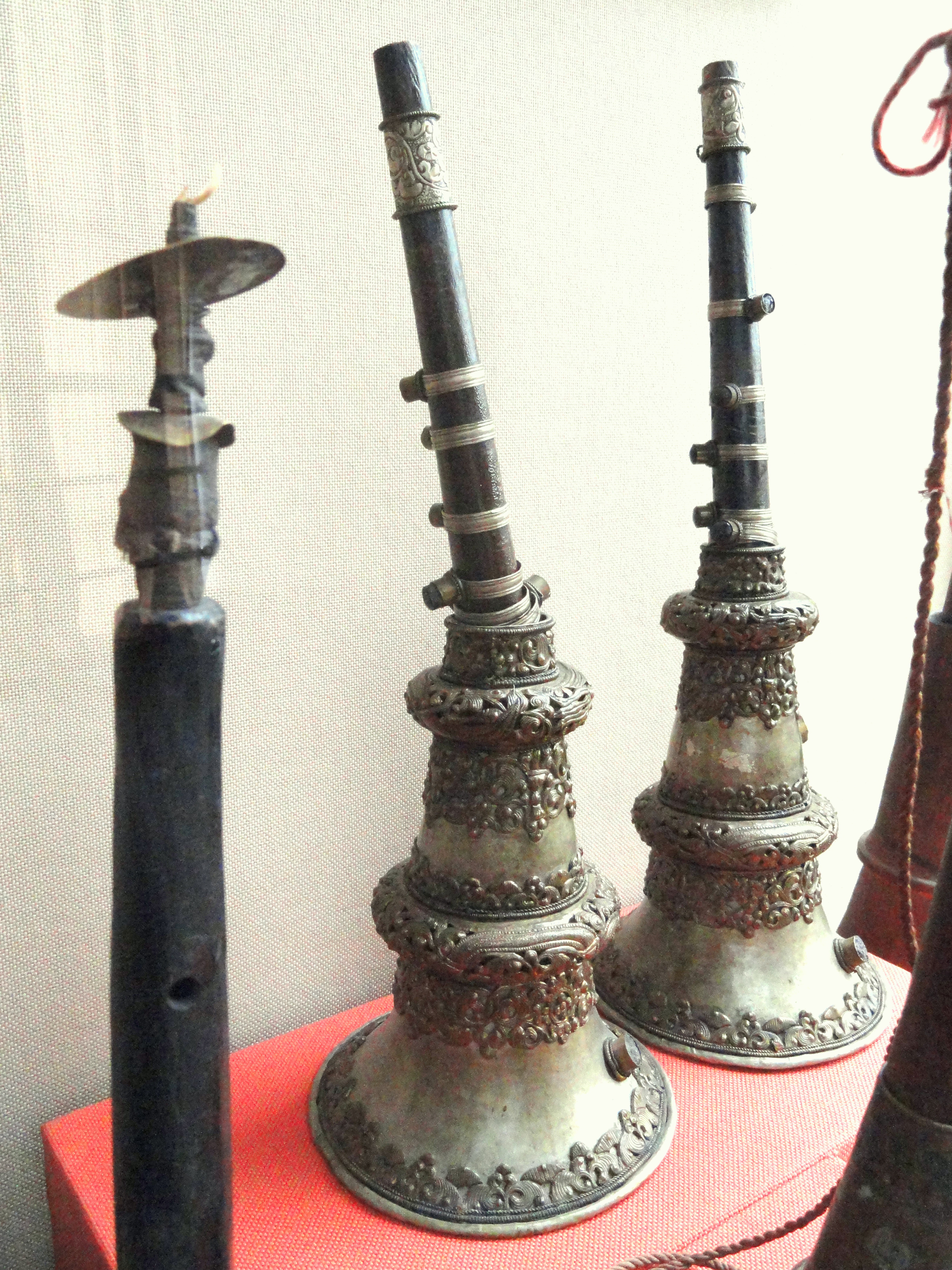 Musical_instruments_in_the_Yunnan_Nationalities_Museum_-_DSC03842.JPG