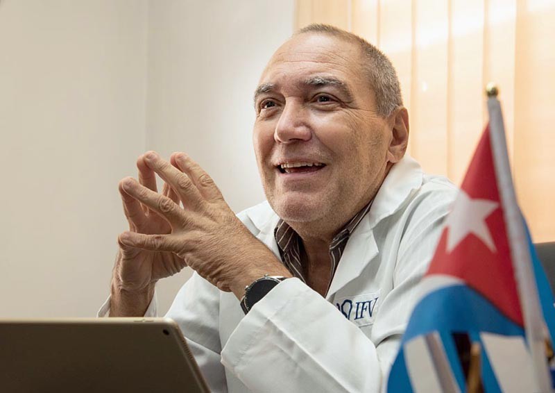 Vicente Vérez Bencomo at his desk