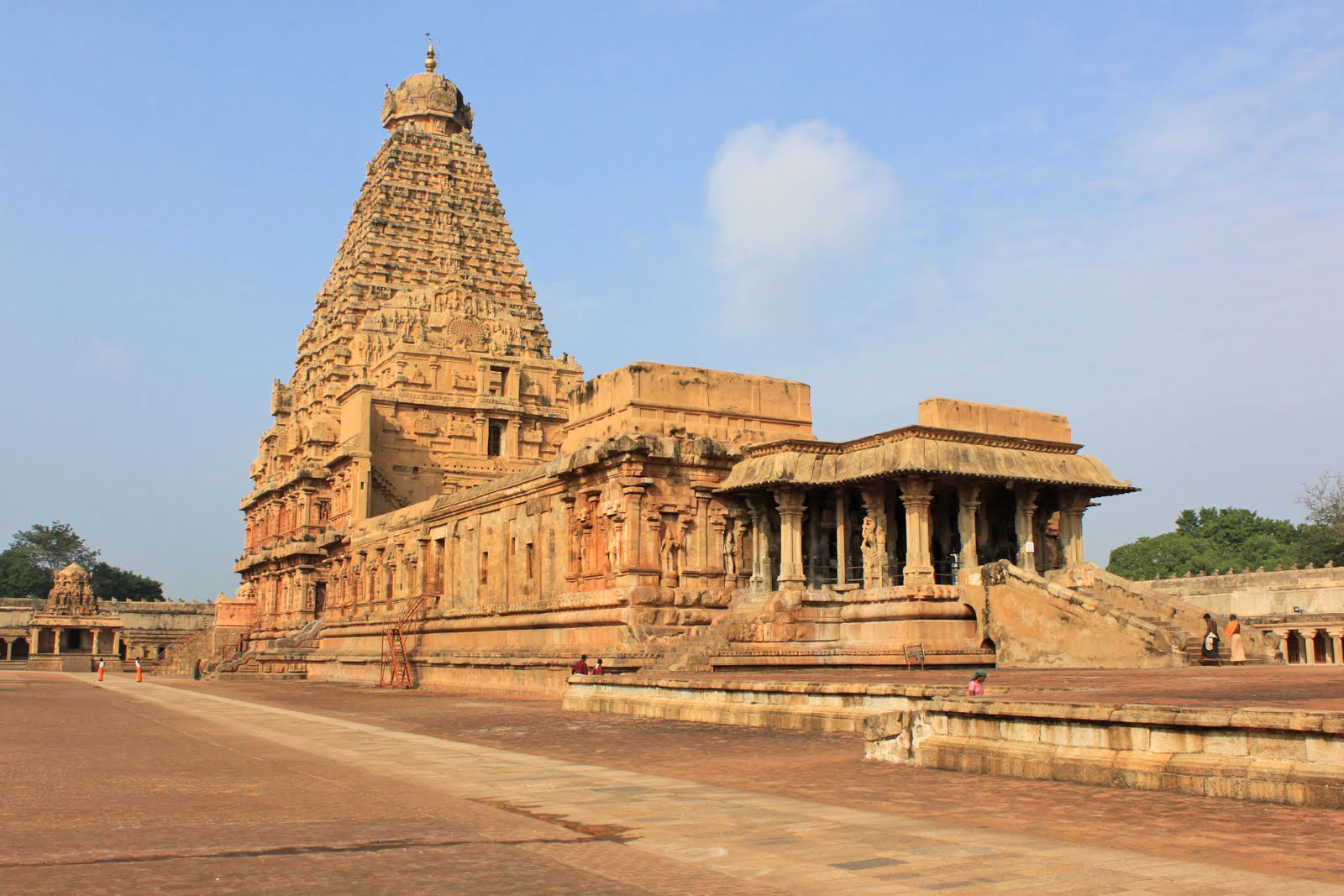 Thanjavur-Brihadeeshwarar-Shiva4.jpg