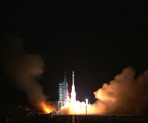 tinagong-2-long-march-2f-launch-pad-night-lg.jpg