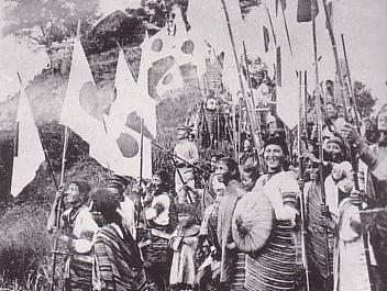 Taiwanese_Aborigines_who_shake_National_flag_of_Japan.JPG