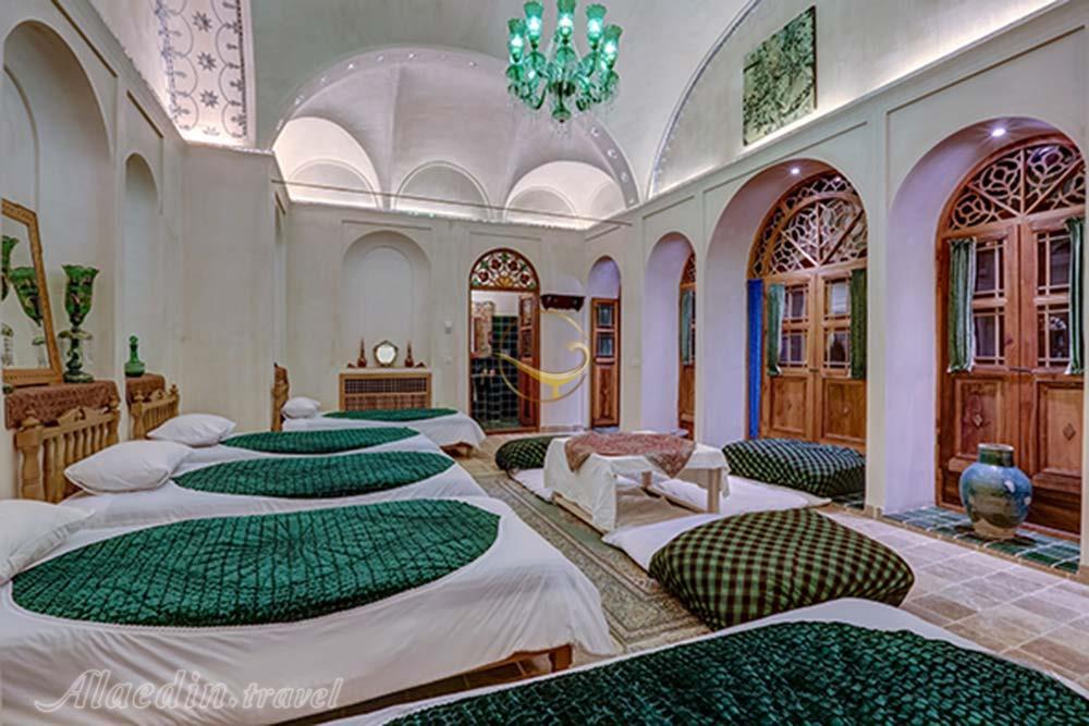 Alaedin-Travel-Agency-Kashan-Morshedi-House-Quint-Person-Room-3.jpg