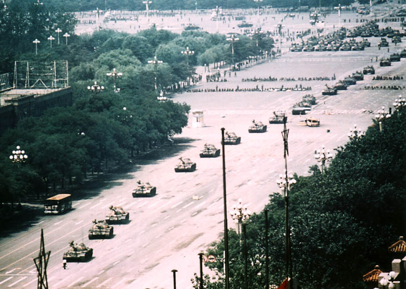 tank-man-tiananmen-square-uncropped-bigger-picture.jpg