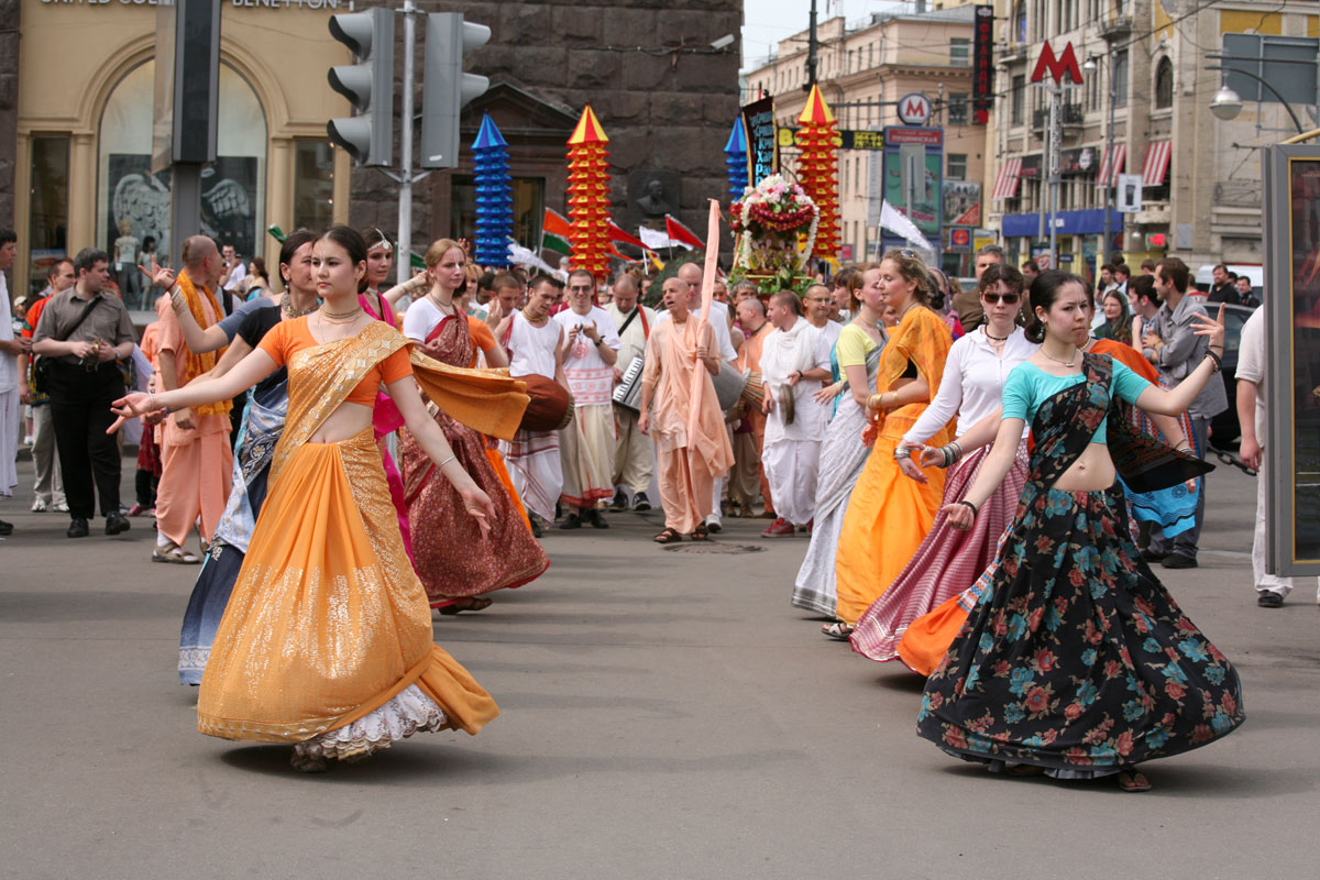 Russian_Hare_Krishna_devotees_on_Harinam.jpg