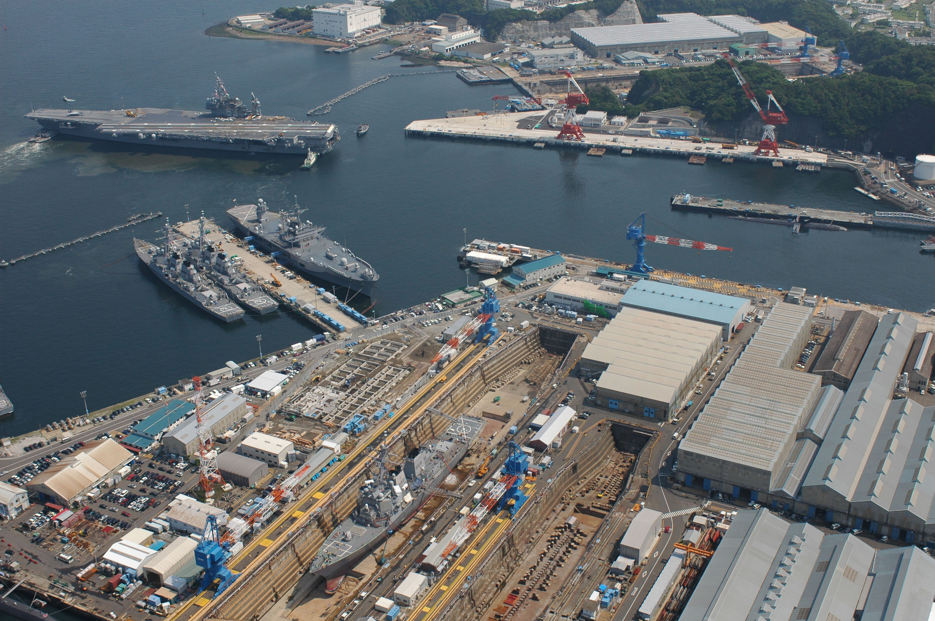 USS_Kitty_Hawk_at_Yokosuka.jpg