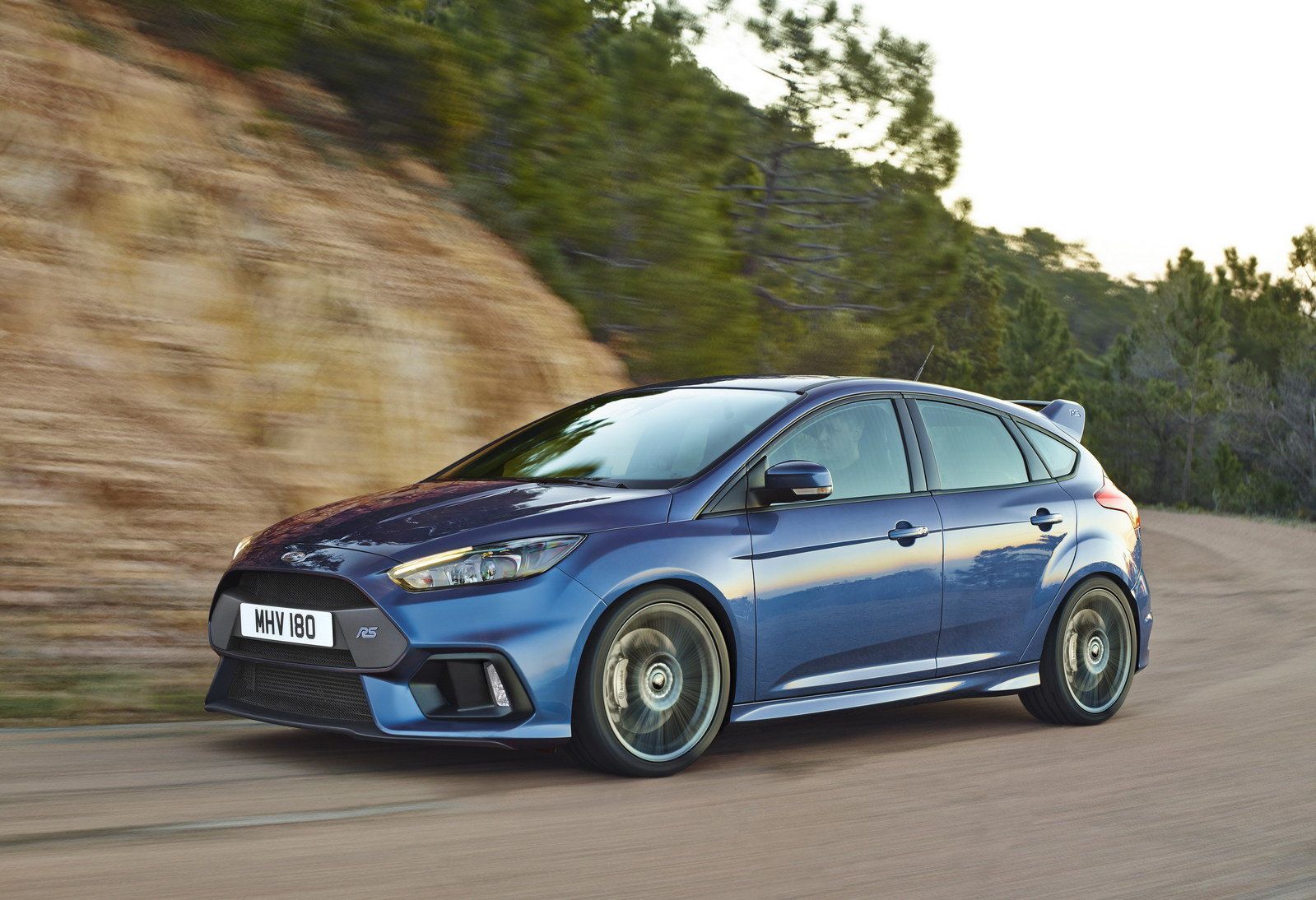 2016-ford-focus-rs-4_1600x0w.jpg