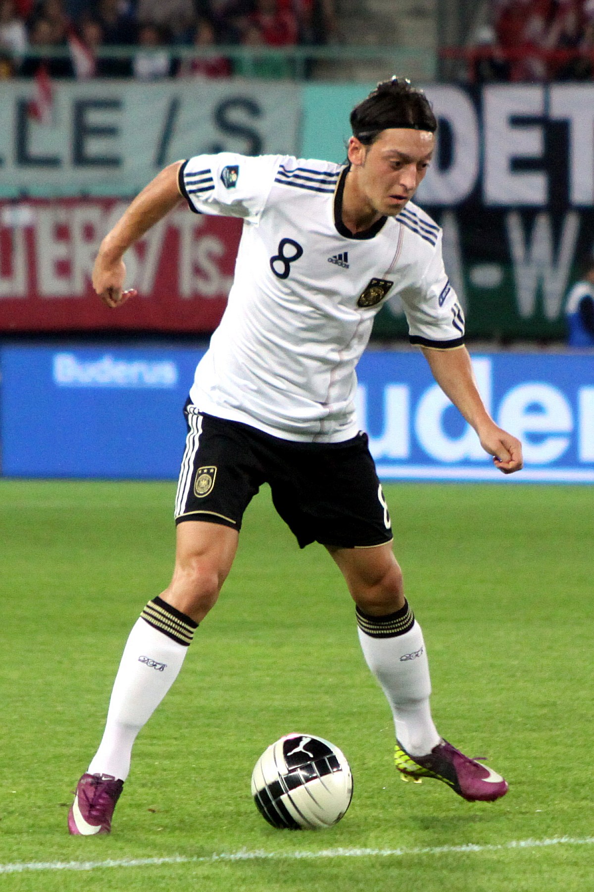 Mesut_%C3%96zil%2C_Germany_national_football_team_%2804%29.jpg