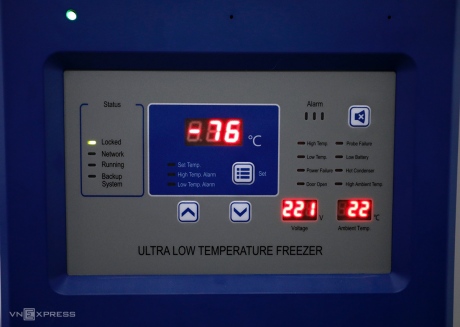 In all, VNVC has prepared 51 of such freezers where temperatures kept at minus 8 degrees. The company also has three super cold facilities in which temperatures range from minus 86 to minus 46 degrees Celcius should Vietnam imports other types of Covid-19 vaccines in the future. The company has put those facilities in HCMC, Da Nang and Hanoi. Its super-cold storage system is equipped with an GSM alarm system, a wireless security product and remote device control, and all cold and ultra-cold storage facilities are equipped with high-tech on-site and remote temperature monitoring systems.