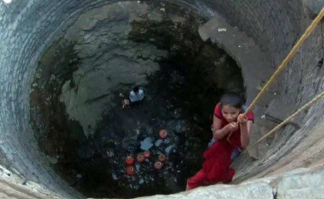 Children_in_well_Beed_650_31Dec14.jpg