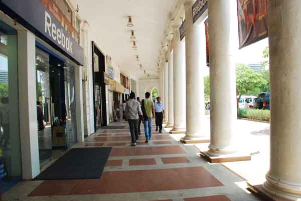 Connaught-Place-shops.JPG