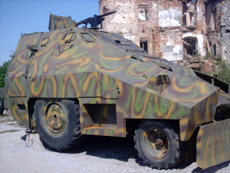 800px-Armoured_tractor_in_Karlovac_Museum.jpg