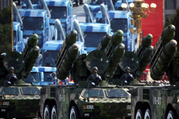 Sejumlah truk peluncur roket mengikuti parade di Lapangan Tiananmen, Beijing, Cina (1/10). Parade tersebut dalam rangka peringatan 60 tahun berdirinya Republik Rakyat Cina. Foto:  REUTERS/David Gray