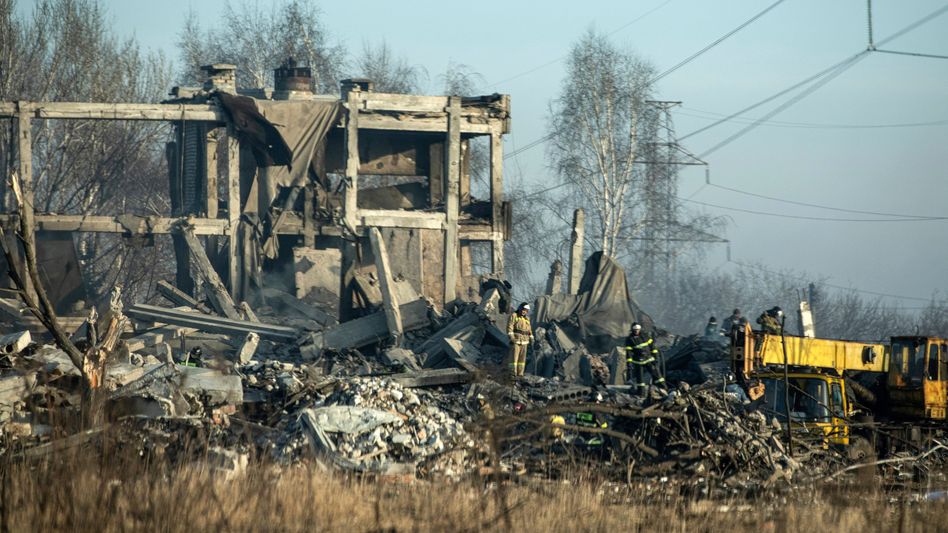 Aufräumarbeiten in Makijiwka, wo zahlreiche russische Soldaten bei einem Angriff getötet worden sein sollen