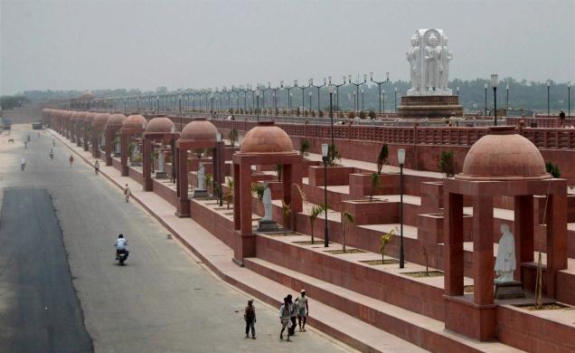 mayawati-statue_6820f.jpg